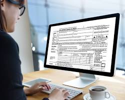 person looking at their tax number on a computer screen resmi