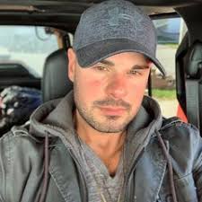 Daniel Christopher (@danlomedico)