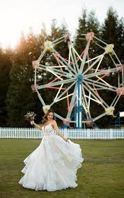 Wir designen und produzieren in unserer schneiderei. Schimmerndes Romantisches Brautkleid Mit Mehreren Schichten Essense Of Australia Wedding Dresses