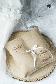 Este original porta alianzas de estilo rústico es ideal para que los niños lleven los anillos en tu ceremonia de boda. Cojin Arpillera Porta Alianzas Personalizado Tape Pink