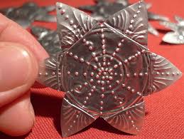 Die Aluhulsen Der Abgebrannten Teelichte Verarbeite Ich Zu Kleinen Ornamentalen Sternen Man Kann Sie Vi Basteln Weihnachten Weihnachtsdeko Basteln Baumschmuck