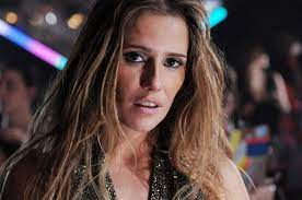 After the adoptive daughter of a stable family leaves them for a new life as a prostitute. Perdi Dinheiro Com Bruna Surfistinha Revela Deborah Secco