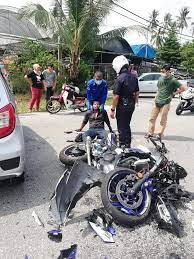 Accident motor dengan tayar kereta. Kemalangan Motor Dengan Kereta Kami Pengguna Jalan Raya Facebook