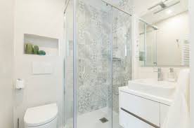 Decoracion de banos modernos economicos y pequenos en 2020 espejos para banos modernos espejos para banos pisos para banos. Cuatro Banos Pequenos Reformados Llenos De Tendencias Deco Idealista News