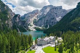 Hotel Terbaik dengan Pemandangan Gunung & Danau di Dolomites.