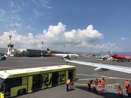 Αρχικά, οι επισκέπτες των 29 χωρών θα μπορούν να φτάνουν αεροπορικώς στην αθήνα και τη θεσσαλονίκη, ενώ από την 1η ιουλίου και μετά θα μπορούν να ταξιδεύουν και μέσω των υπολοίπων ελληνικών αεροδρομίων. Ypa Kai Epishmws Paratash Apagoreyshs Pthsewn Gia Agglia Kai Toyrkia Xrhma Toyrismos Money Tourism Gr