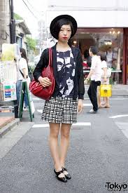 Black And White Outfit With Red Lipstick Black White Outfit W Graphic Top Red Bag Red Lipstick With Images Japan Fashion Street Japanese Outfits Japanese Street Fashion