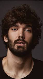 Los 45 actores más guapos de series TV de 2025 (por votación)