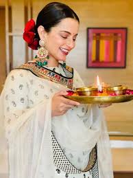 Kangana Ranaut Takes A Dig At Hrithik Roshan All Celebs Wiki All kangana ranaut news updates and notification on our mobile app available on android and soon after returning to mumbai, kangana ranaut visited siddhivinayak and mumba devi temples and. celebs wiki
