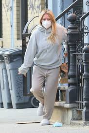 Em 2021, acompanharemos sophie (duff) lidando com o mundo do romance moderno, caracterizado por aplicativos de encontros e uma publicação compartilhada por hilary duff (@hilaryduff). Hilary Duff In Casual Outfit Nyc 11 21 2020 Celebrities Pictures
