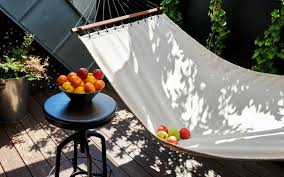 Quando si fantastica sulla casa dei propri sogni, la prima immagine che ci viene in mente è quella di una dimora vittoriana con un giardino. Come Arredare Un Balcone Stretto E Lungo Blog Oknoplast