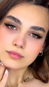 افکت خط چشمی با استفاده از استایل M هم چشم‌ها رو کشیده می‌کنه و هم اونهارو  لیفت می‌کنه😍 , به نظر من که این مدل یکی از مدل‌های شیکِ و این سبک هم  می‌تونین در حجم‌های مختلفی داشته باشید☺️ نظر شما چیه؟!, ...