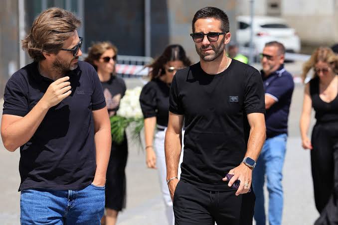 Centenas de pessoas e figuras do futebol português e internacional  despedem-se de Diogo Jota | Contacto