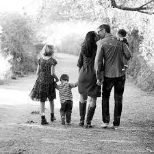 Black And White Family Portrait In Desert Landscape Familienportrait Ideen Fotografie Ideen Familie Portrat Ideen