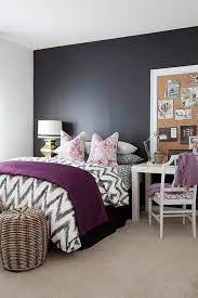 Notre chambre est prune et beige sablé, 2 murs de chaque couleurs, le parquet stratifié est de couleurs chêne ou l'on voit trait pour trait les veines du bois comme un vrai. 80 Idees D Interieur Pour Associer La Couleur Prune