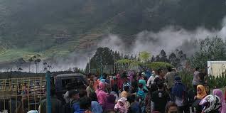 Lokasinya yang berada di dataran tinggi dieng membuat obyek wisata ini menyajikan. Gemuruh Dan Batu Sebesar Kepalan Tangan Saat Kawah Sileri Meletus Merdeka Com