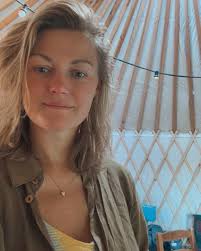 Nu die kleine meid wat meer interesse en geduld begint te krijgen voor  creativiteit op de manier van tekenen,kleuren, tapejes plakken voel ik dat  er ook in mij weer wat meer behoefte