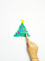 Kostenlose vorlage tannenbaum, in erster linie müssen sie wissen, dass vorlagen auf einfache und schnelle weise die designkonsistenz bieten, die jede organisation, jedes unternehmen oder jeder einzelne benötigt, um immer professionell. Weihnachtsbaum Mit Fingern Stempeln Vorlage Ginas Bunter Kinderblog Der Familien Und Diy Blog Gegen Langeweile