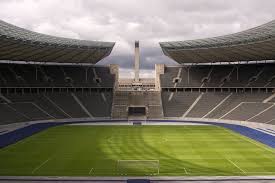 Gramado grama natural (105 × 68 m) capacidade 74.475 espectadores 1 construção data 1934 a 1936 custo 43 milhões rm (1936) Estadio Olimpico De Berlin 1936 Werner March