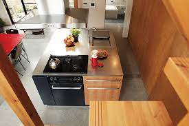 家の中心であり 居場所でもある 正方形のアイランドキッチン スミカマガジン sumika アイランドキッチン 正方形のキッチン 造作キッチン