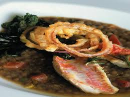 Triglie croccanti alla scorza di arancia con scarola e chips di topinambur. Ricetta Filetti Di Triglia Su Letto Di Lenticchie Di Castelluccio Ed Erbe Croccanti Cook