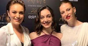 Aslen i̇zmirli olan merve dizdar 34 yaşında. Merve Dizdar Kimdir Merve Dizdar Nereli Ve Kac Yasinda Merve Dizdar Hangi Dizilerde Oynadi Merve Dizdar In Esi Kimdir Haberler