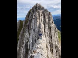 Viel wetterglück, frisch verzuckerte bergspitzen, wunderschöne stimmungen und eine tolle überschreitung der altenalptürme über den rittergrat genossen wir heute. Helm Im Alpstein Womoglich Geklaut Altenalpturme Youtube