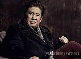 金容建（김용건）又叫金勇健，朝鲜族，1946年5月8日出生，是一名韩国的男演员。其代表作品有《kill me heal me》、《国家代表》、《美味关系》等。大儿子为演员河正宇 （本名金圣勋） ， 小儿子为演员 车贤宇（本名金英勋） æ²³æ­£å®‡çˆ¶äº²æ˜¯è° æ²³æ­£å®‡çˆ¶äº²é‡'å‹‡å¥ä¸ªäººèµ„æ–™æ›å…‰