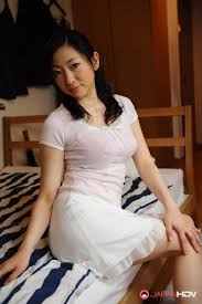 小池百合子さん、白いドレスで前かがみになってポーズ。 - PornPics.com