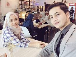 Aisy berhijrah ke kota london kerana kecewa apabila suaminya, harris memfailkan penceraian. Senarai Pelakon Titian Cinta Cerita Budak Sepet