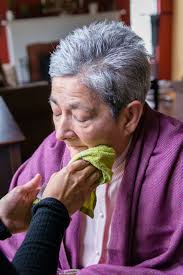 Cuidar a un familiar con alzheimer es una labor de amor que puede generar  cansancio y estrés