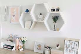 Selain berfungsi sebagai pajangan, hiasan dinding dari kayu ini juga dapat dijadikan sebagai pengingat bagi kita pajangan satu ini bisa dibuat langsung di rumah dengan mengetik kutipan yang kamu pilih dan mencetaknya pada kertas foto. 8 Tips Merapikan Rumah Dengan Rak Dinding Minimalis