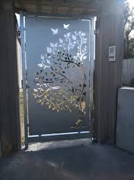 Pomelli lavorati e linee morbide disegnano la struttura di questo letto, lavorato. 8 Idee Su Cancelli Disegno Albero Della Vita Cancelli Albero Della Vita Recinzioni