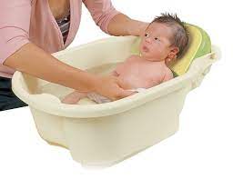 A baby bathtub will help you prop up a wriggling newborn. Snoopy Wan Tsuu Bath Baby Bath Tub With Head Support Japan Import Amazon De Baby