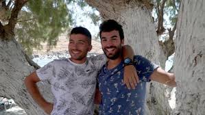 Οι δυο ηθοποιοί μάς προσκαλούν να συνταξιδέψουμε μαζί τους στη νέα εκπομπή, με τίτλο «χωρίς πυξίδα», που κάνει πρεμιέρα στην ερτ2, την κυριακή 13 ιουνίου 2021, στις 12:15 το μεσημέρι, και θα. Ki Omws O Arhs Tsaphs Ginetai Paroysiasths Me Dikh Toy Ekpomph Zappit