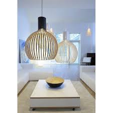 Avec son style simple et épuré, le luminaire scandinave appuie l'ambiance de la pièce et diffusent une lumière douce et apaisante. Suspension Design Scandinave En Bois Secto Design