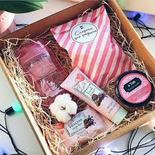 что подарить подруге на др 15 лет своими руками Pin Ot Polzovatelya Mary Na Doske Podarki Podarki Korziny S Rozhdestvenskimi Podarkami Idei Podarkov