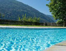 Un ampio balcone e il giardino con parco giochi vi invitano a rilassarvi con la famiglia e gli amici. Residence In Val Pusteria Appartamenti Per Famiglie All Obermoarhof