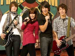The ways of demi lovato and the jonas brothers teamed up in 2008 when both artists shared the protagonist of the film, disney's musical, 'camp rock', which created a strong bond of friendly that prevailed for more than ten years, however; Demi Lovato I Love Me Music Video Details References Nods