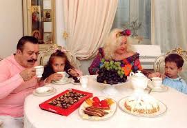 Уни бир неча марта камокка олишган, ва бир неча бор унга ок отишган, уни пичоклашган, уни жангларини президентлар томоша клишади! Kakoe Nasledstvo Ostavil Villi Tokarev Svoim Detyam I Zhene Biografiya Shansone