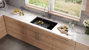 Mohou být ultramoderním doplňkem vaší kuchyně, mohou být kulaté, rohové, zabudovatelné do roviny s pracovní deskou či pod ni. Sinks Astieks