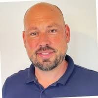 Chris Moring's Instagram, Twitter & Facebook