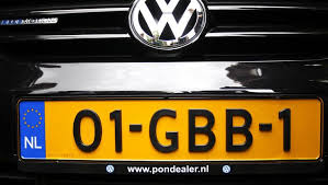 Zie je soms een auto rijden met een buitenlands kenteken waarvan je het land van herkomst niet direct kent? Eerste Auto Met Nieuw Kenteken Vandaag De Weg Op Trouw