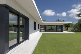 El arquitecto henri cleinge ha diseñado esta casa partiendo de un juego de volúmenes cúbicos, con el hormigón y la madera como sobrias e intensas señas de identidad. Casas Prefabricadas De Hormigon