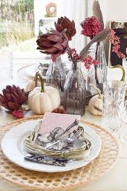 Tischdeko Fur Den Herbst Mit Kurbis Artischocken Und Pfefferbeeren Kreativ Frisch Und Schon Kurbis In 2020 Tischdekoration Herbstliche Tischdekorationen Dekoration