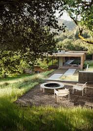 10 Ideas To Get The Groovy L A Look From A Top Garden Designer Gardenista Backyard Fire Fire Pit Backyard Modern Garden