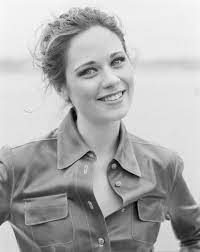 This is an oasis like no other! Zooey Deschanel With Lighter Hair And No Bangs Zooey Deschanel Zooey Dechanel Zoey Deschanel