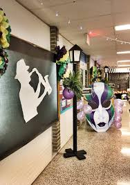 We usually associate mardi gras with new orleans and all the parade revelry in the french quarter and uptown. Mardi Gras Decorating Ideas For Prom Snazzy Little Things