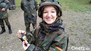 L) is the designation of a soldier of the lowest officer rank. Sozialpadagogin Aus Hahnbach Tragt In Freizeit Bundeswehr Uniform Onetz