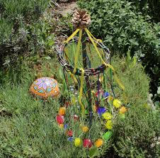 Wir stellen ihnen hier einige ideen für spiele für den garten vor, die nicht nur zum selber basteln, sondern auch zum spielen anregen. Mini Maibaum Fur Den Garten Buntwerkstatt At
